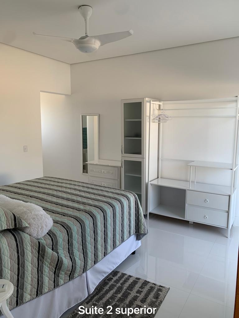 VENDO CASA COM 06 DORMITÓRIOS